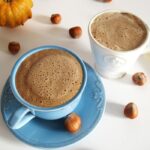 Wegański napój orzechowy z karobem a la cappuccino – zamiast kawy