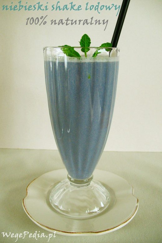 Niebieski lodowy koktajl bananowy z naturalnym barwnikiem
