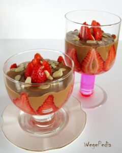 Deser w pucharku z owocami i kremem kakaowym z fasoli