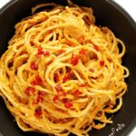 Wegański sos paprykowo-pomidorowy z orzechami (5-minutowy, bez gotowania)