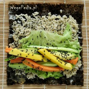 Wegańskie sushi z ryżem brązowym lub kaszą jaglaną i miso