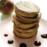 Wegańskie racuchy z jabłkami bez drożdży – fit przepis bez mleka i jajek