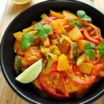 Tajskie CURRY warzywne z ananasem i cukinią – fit przepis