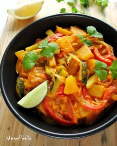 Tajskie curry warzywne z ananasem i cukinią - fit przepis