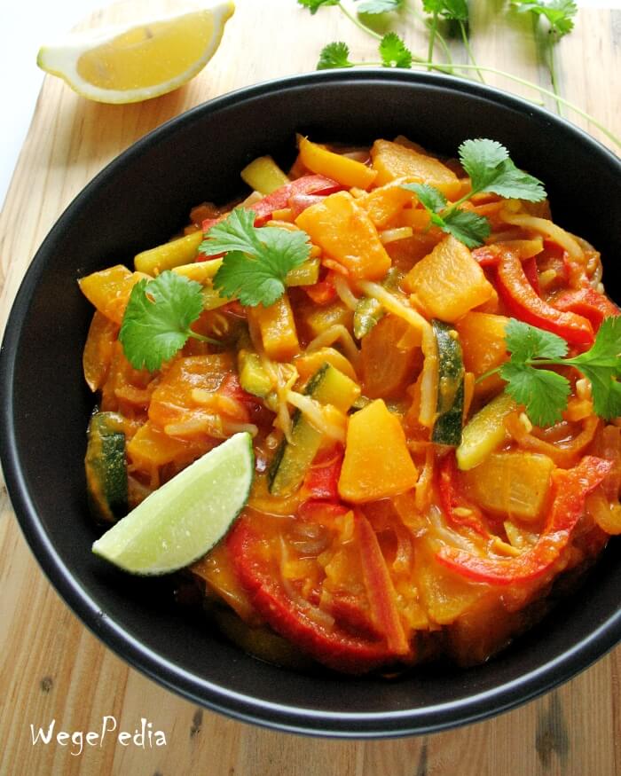Tajskie curry warzywne z ananasem i cukinią - fit przepis