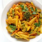 Wegańskie CURRY z warzywami, mango i masłem orzechowym