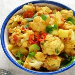 Kalafior z ziemniakami po indyjsku – przepis na ALOO GOBI