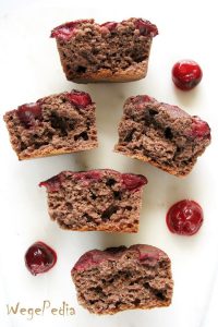 Wegańskie pełnoziarniste muffiny z wiśniami – przepis bez cukru