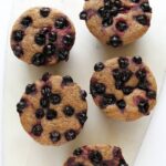 Wegańskie fit muffiny drożdżowe bez wyrabiania – z porzeczkami