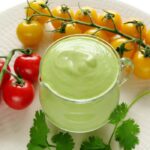 Cytrynowy dressing z kolendrą do sałatki – bez oleju, wegański