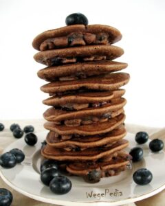 Pancakes czekoladowe z borówkami i masłem orzechowym