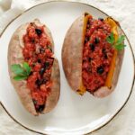 Pieczone bataty faszerowane pomidorami i fasolą – fit, wegańskie
