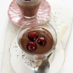 Czekoladowy deser z chia, daktylami i wiśniami – fit, bez cukru