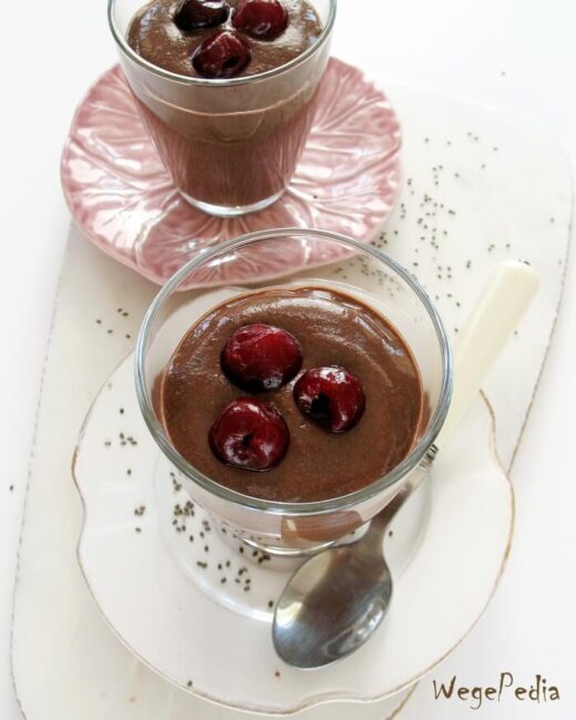 Czekoladowy deser z chia, daktylami i wiśniami