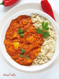 Fit curry z soczewicą, pomidorami i papryką, wegańskie