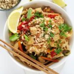 Pad thai z tofu i warzywami, wegańskie i fit