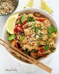 Pad thai z tofu i warzywami, fit, wegańskie