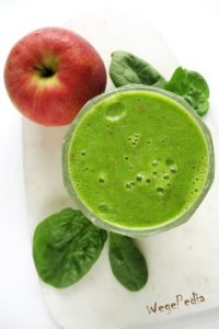 Zielone smoothie ze szpinakiem i jabłkiem lub winogronami