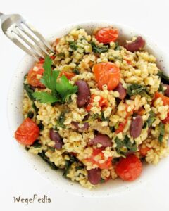 Kasza bulgur z pomidorami, szpinakiem i fasolą