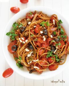 Fit spaghetti jednogarnkowe z pomidorkami i oliwkami