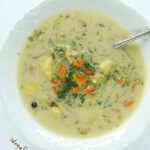 Wegańska zupa ogórkowa z ziemniakami i koperkiem