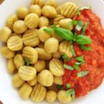 Gnocchi / nioki z sosem pomidorowym, wegańskie