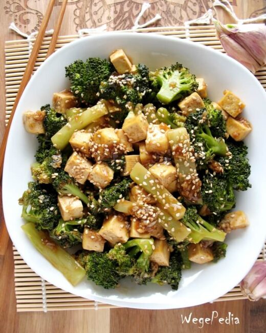 Pieczone brokuły z tofu, czosnkiem i szybkim sosem