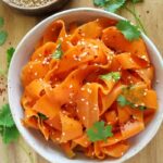 Marchewka marynowana z kolendrą, chili i sezamem