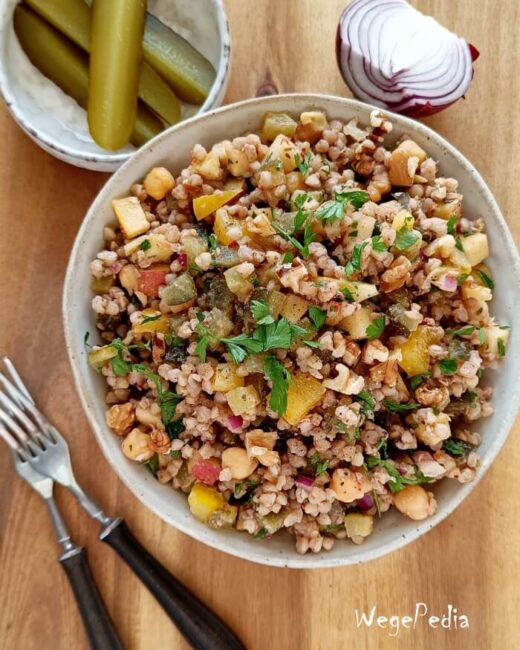 Sałatka z kaszą gryczaną, ogórkami kiszonymi i ciecierzycą