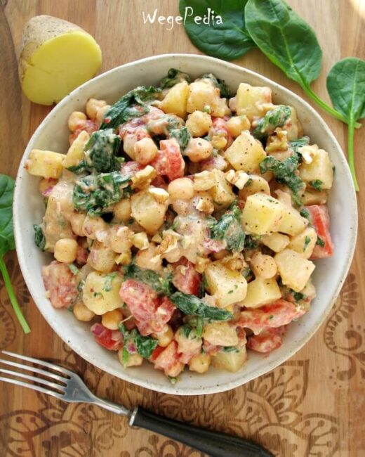Sałatka ze szpinakiem, ziemniakami, ciecierzycą i pomidorami